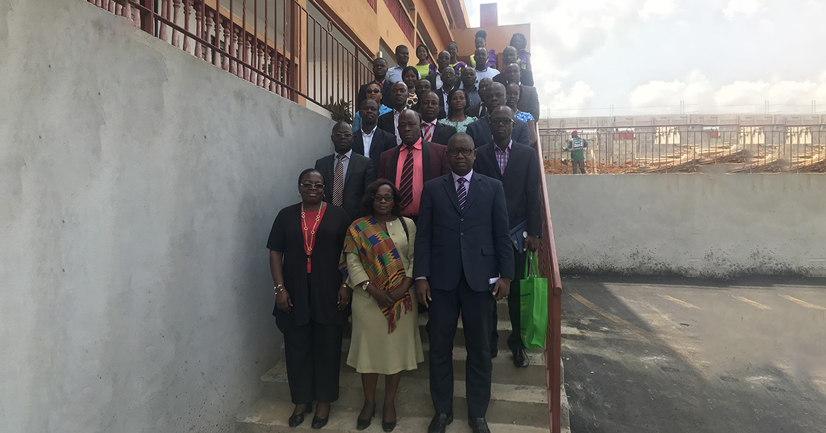 louis BOISGIBAULT offre 200 livres aux universités ivoiriennes