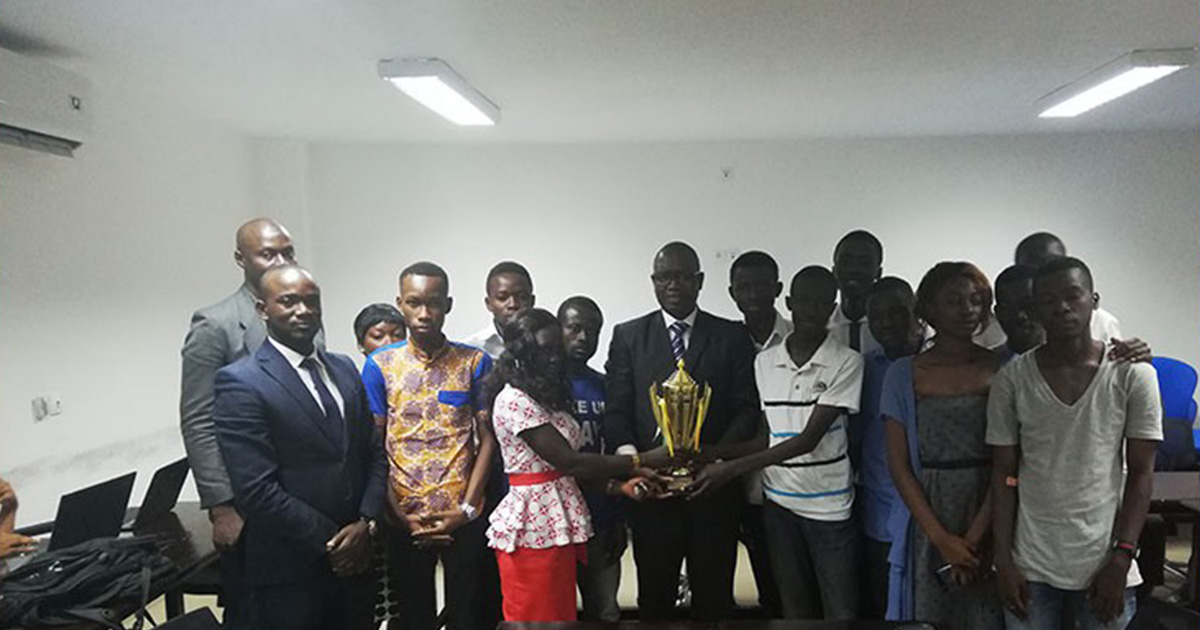 Le Professeur KONE Tiémoman récompense les équipes lauréates du Jeu concours Innovation Challenges